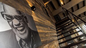 Una escalera con una pared de madera y un cartel grande.