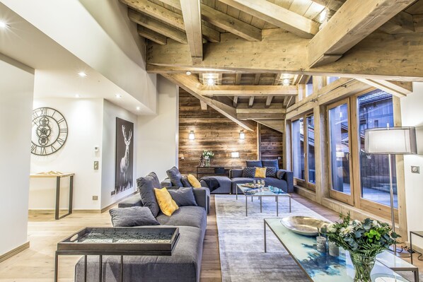 Huoneisto, vuoristonäköala | Oleskelualue | 61–senttinen taulutelevisio, jossa satelliittikanavat