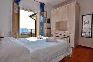 3 bedrooms, free WiFi, bed sheets - Orange Apartment In Marciaga di Costermano (Costermano)