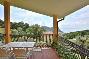 Outdoor dining - Orange Apartment In Marciaga di Costermano (Costermano)