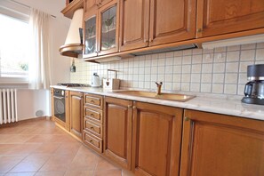 Fridge, microwave, oven, coffee/tea maker - Orange Apartment In Marciaga di Costermano (Costermano)