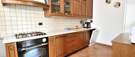 Fridge, microwave, oven, coffee/tea maker