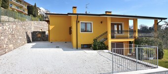 Red Apartment in Marciaga di Costermano