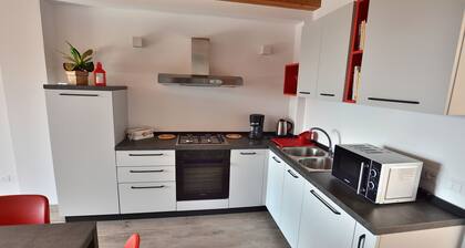 Red Apartment in Marciaga di Costermano