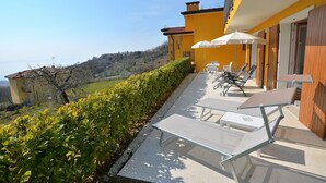 Ein Balkon mit Sitzgelegenheit und Blick auf die Landschaft.