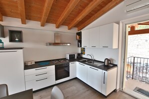 Fridge, microwave, oven, coffee/tea maker