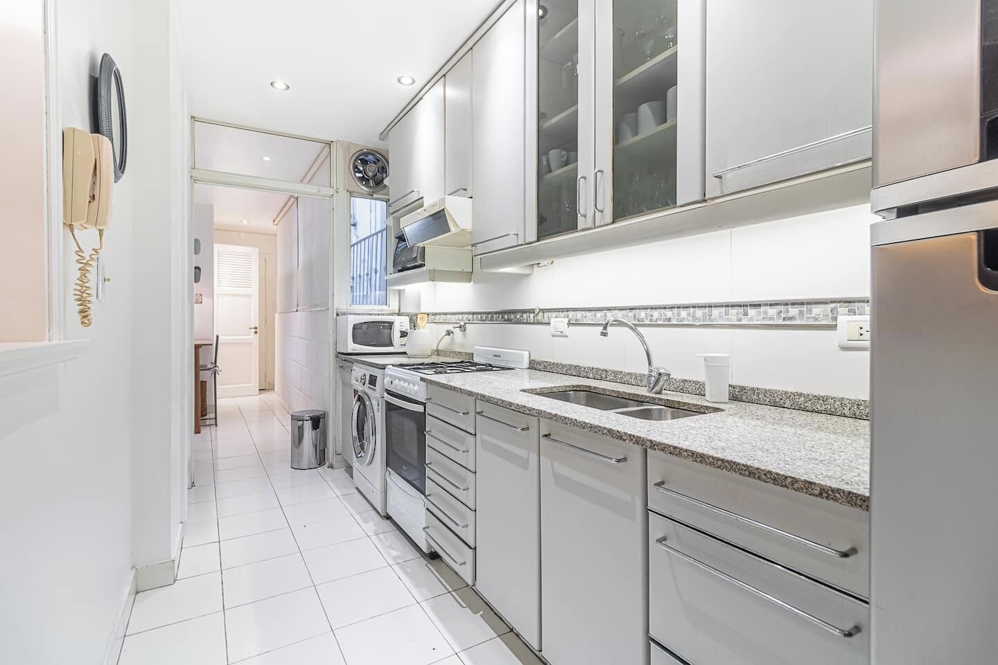 Refrigerador, microondas, horno, placa de cocina