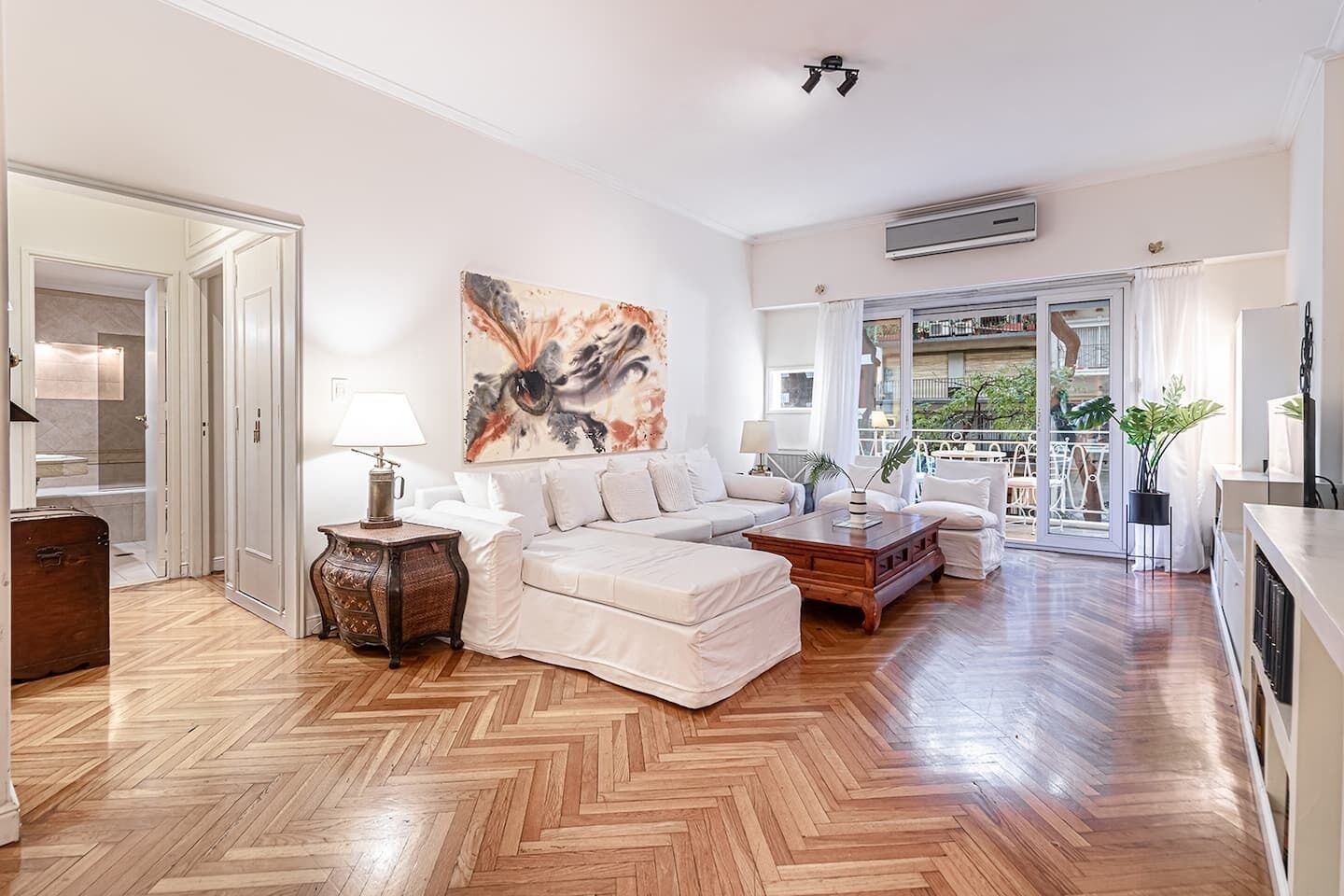 Smart-TV, Stereoanlage, Arbeitsbereiche