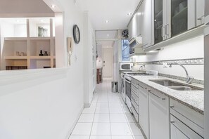 Refrigerador, microondas, horno, placa de cocina