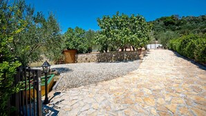 Property grounds - Holiday home Marinko, (16476), Mundanije, hr (Mundanije)