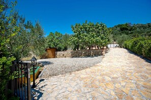 Property grounds - Holiday home Marinko, (16476), Mundanije, hr (Mundanije)