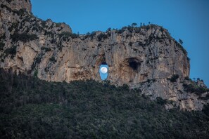 Une formation rocheuse naturelle présentant une ouverture circulaire.
