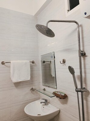 Regadera, regadera tipo lluvia, amenidades de baño de diseñador 