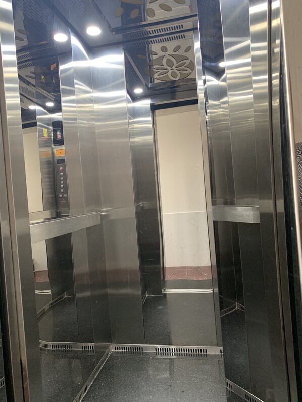 Elevator - Hưng Phát Hotel (Da Lat)