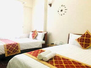 Minibar, desk, soundproofing, iron/ironing board - Hưng Phát Hotel (Da Lat)