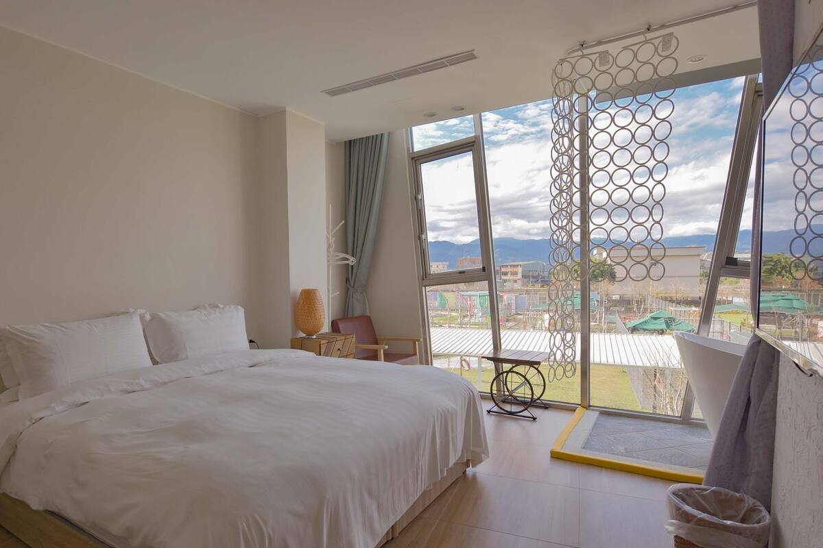 Classic Double Room | Living area | TV