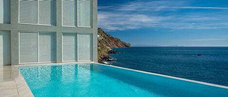 Piscine extérieure, parasols de plage, chaises longues