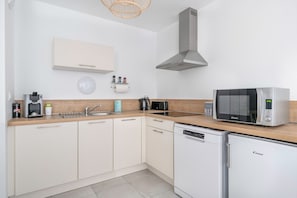 Réfrigérateur, micro-ondes, four, lave-vaisselle