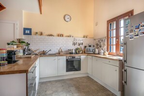 Réfrigérateur, micro-ondes, four, lave-vaisselle