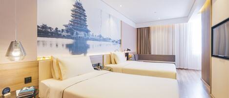 Habitación de hotel con dos camas, un mural grande de una pagoda, una mesita de noche con una lámpara y un televisor montado en la pared.