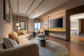 Deluxe Suite, 1 King Bed | Living area