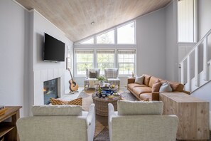 Smart TV, fireplace - Black Oak by AvantStay | Modern & Chic Santa Rosa Hideaway with Pool Table (Santa Rosa)