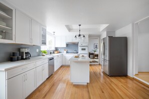 Fridge, microwave, oven, stovetop - Black Oak by AvantStay | Modern & Chic Santa Rosa Hideaway with Pool Table (Santa Rosa)