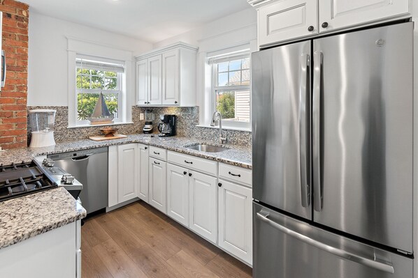 冷蔵庫、電子レンジ、オーブン、コンロ