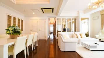 Romantisch appartement | Woonruimte | Televisie