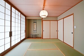 Individually decorated, individually furnished, laptop workspace - Pleasure Maruyama (Sapporo)