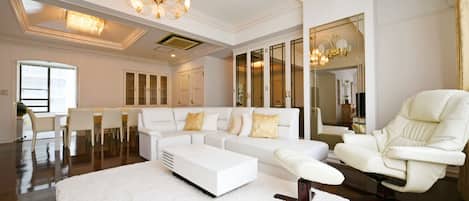 Romantisches Apartment | Wohnzimmer | Fernseher