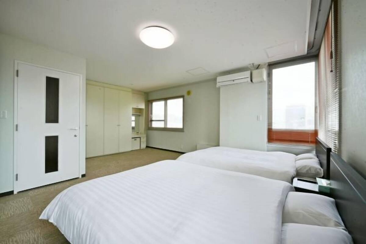 Individuell inredning, unika möbler och arbetsyta för laptop