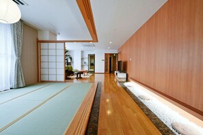 Individually decorated, individually furnished, laptop workspace - Pleasure Maruyama (Sapporo)