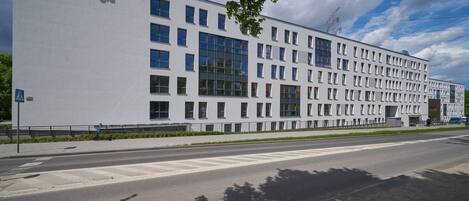 Un edificio moderno con fachada blanca y varias ventanas.