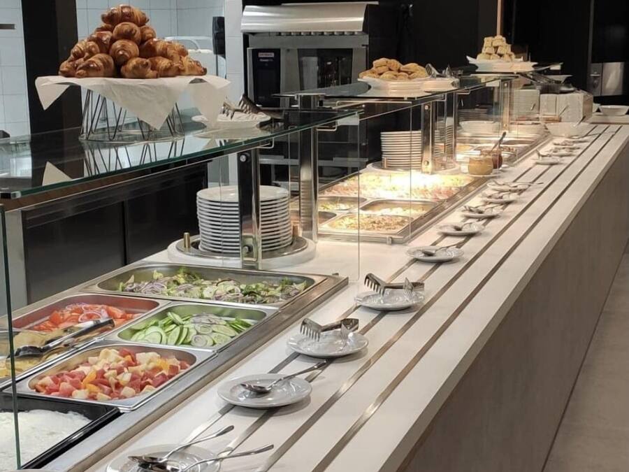 Petit déjeuner buffet (60 PLN par personne)