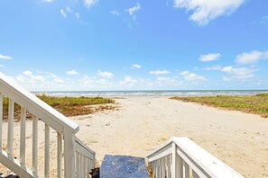 On the beach - Steps to the Beach-Endless Views, pet friendly (Galveston)