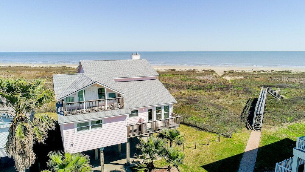 Beachfront Bliss: Steps to beach/Views, sleeps 14