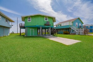 Exterior - Charming Beach house: Steps from the Sand! Pets (Galveston)