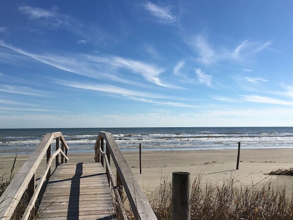 On the beach - Charming Beach house: Steps from the Sand! Pets (Galveston)