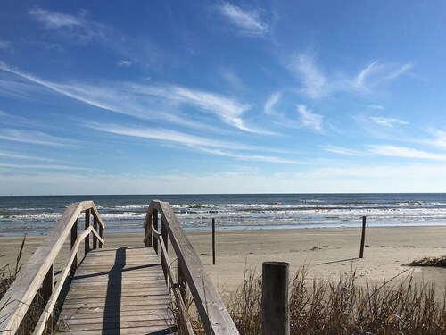 Charming Beach house: Steps from the Sand! Pets