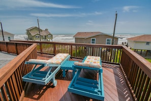 Terrace/patio - Charming Beach house: Steps from the Sand! Pets (Galveston)