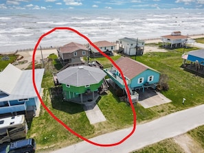 Exterior - Charming Beach house: Steps from the Sand! Pets (Galveston)