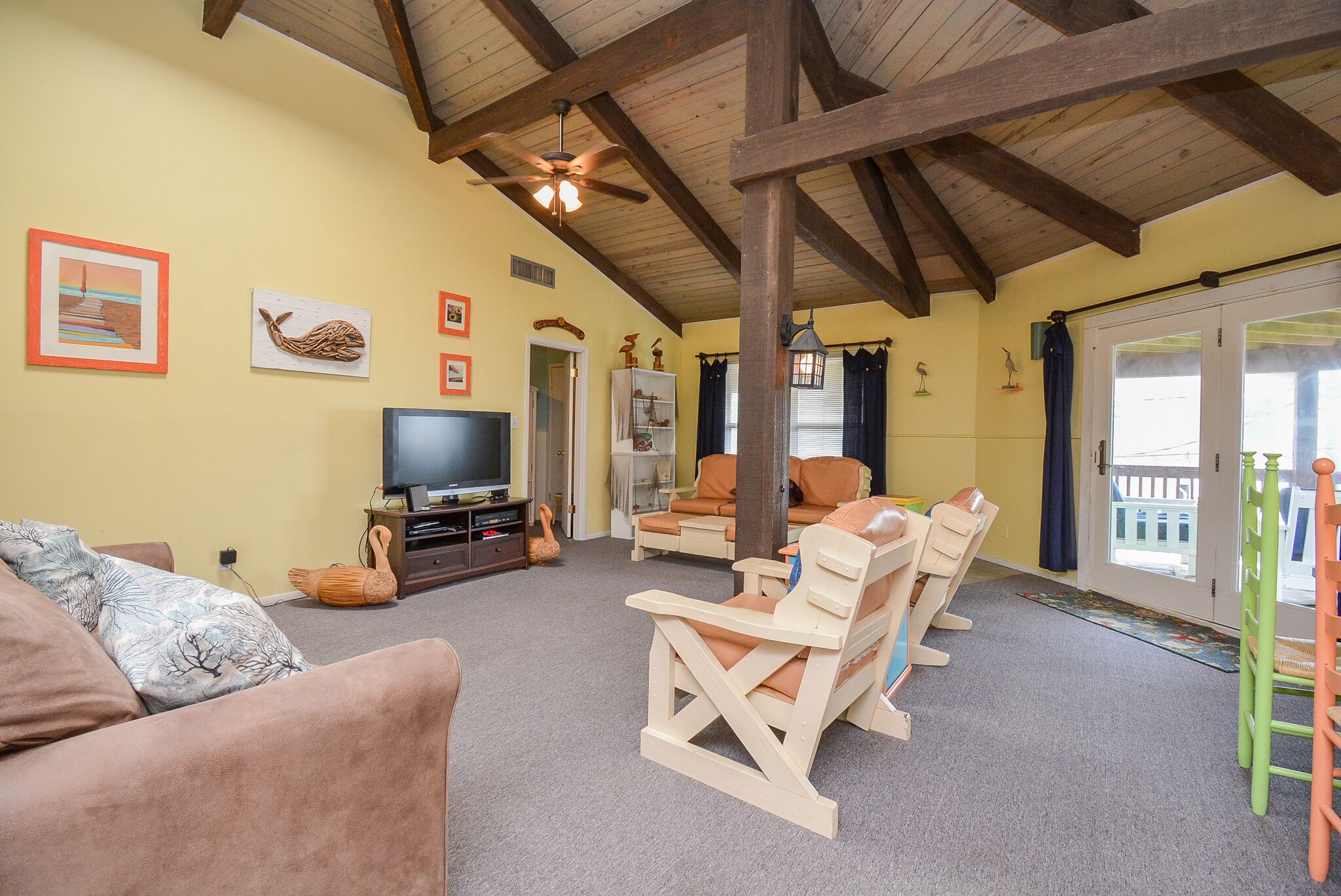 Charming Beach house 2nd Row Gem Just Steps from the Sand! Pet