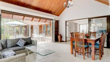 Villa Deluxe | Área de sala de estar | Televisión de pantalla plana de 42 pulgadas con canales vía satélite