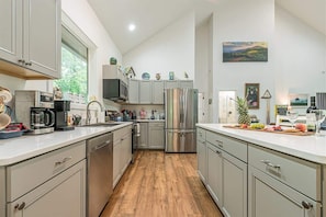 Fridge, microwave, oven, stovetop - BEARADISE BUNGALOW | LUXURIOUS CANOPY RETREAT (Sautee Nacoochee)