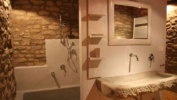 Vasca, asciugacapelli, bidet, asciugamani