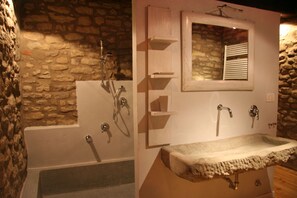 Badekar, hårføner, bidé og håndklær