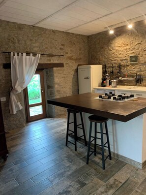 Fridge, microwave, oven, stovetop - Independent Villa with 3 apartments for 16 people, Private Pool and Free WiFI (Modigliana)