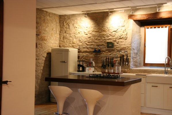 Réfrigérateur, micro-ondes, four, plaque de cuisson