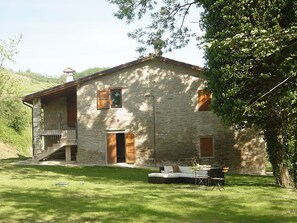 Property grounds - Independent Villa with 3 apartments for 20 people, Private Pool and Free WiFI (Modigliana)